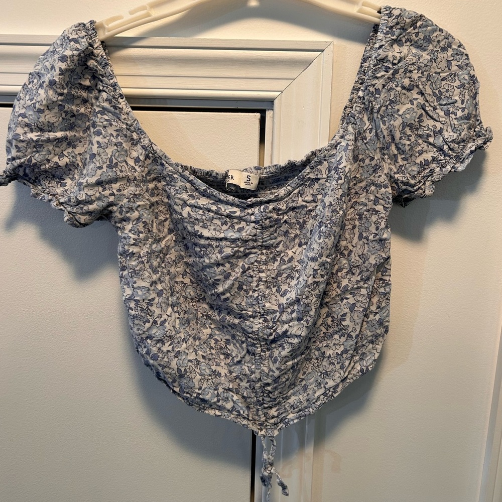 Hollister Women's Small‎ - Off the Shoulder Shirt - White & Blue Floral Crop Top